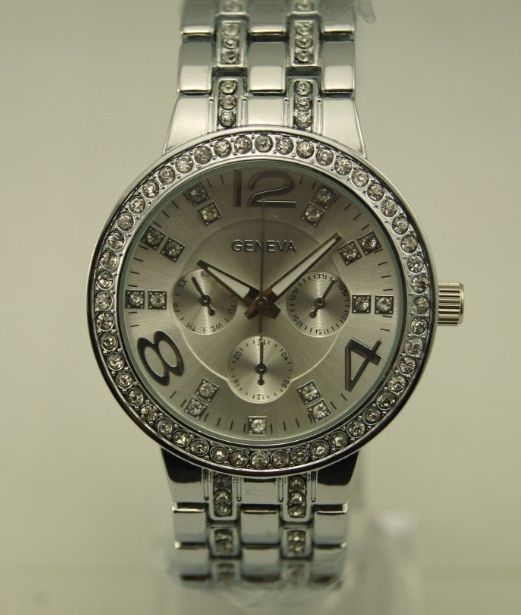 Dámske hodinky Diamond s vykladaným náramkom - strieborné